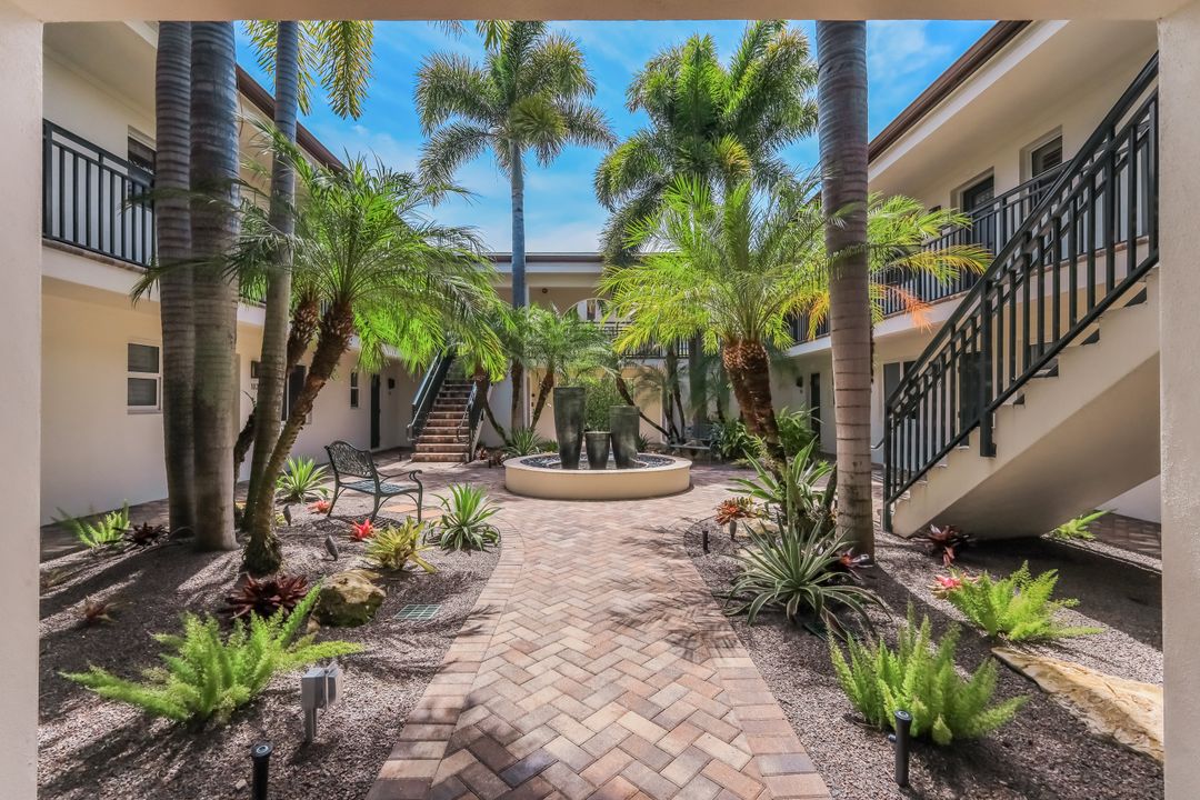 960 7th St S #105, Naples, FL 34102