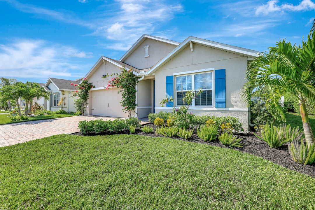 692 Hadley St E, Naples, FL 34104
