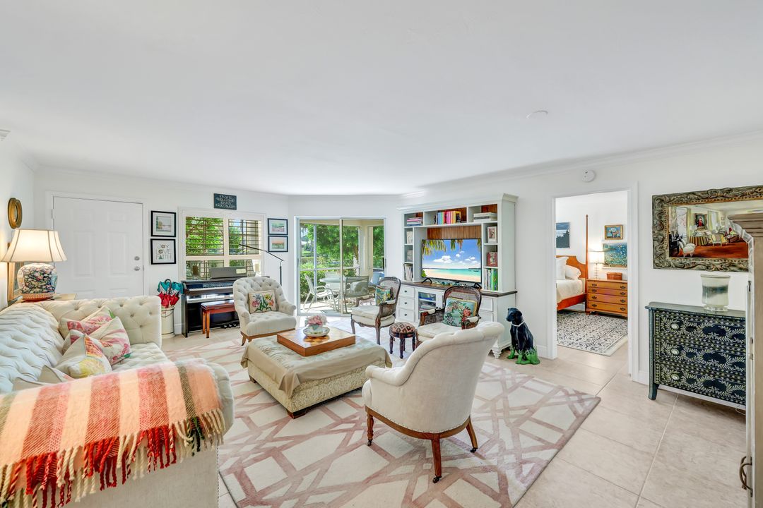 5637 Turtle Bay Dr #17, Naples, FL 34108