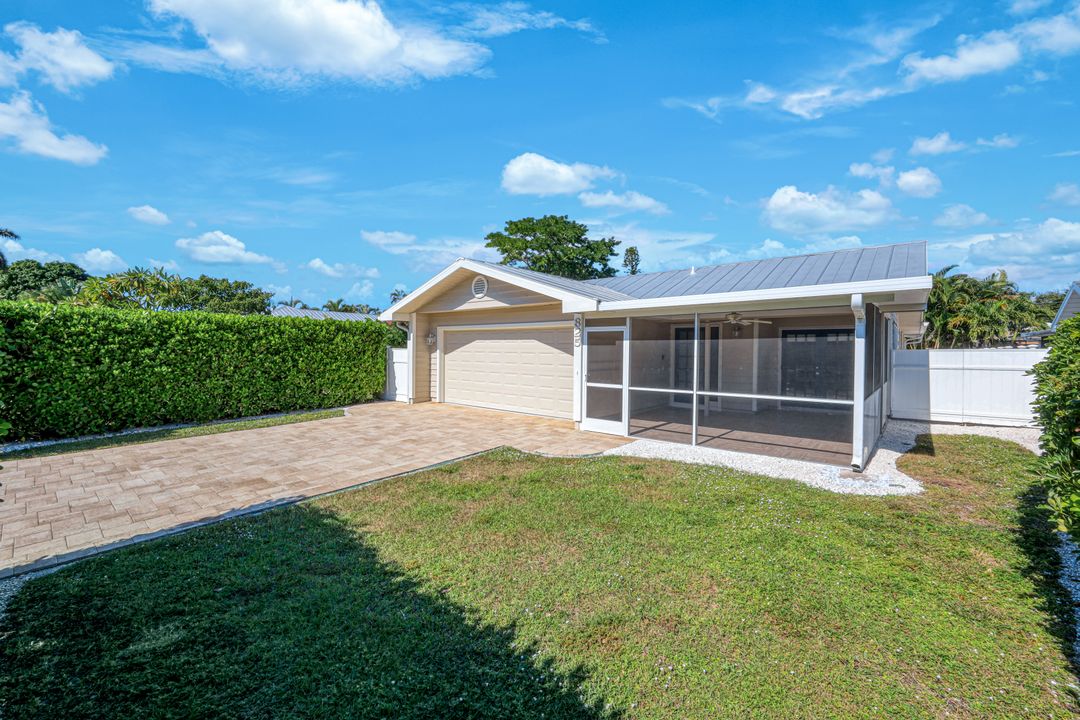 825 93rd Ave N, Naples, FL 34108