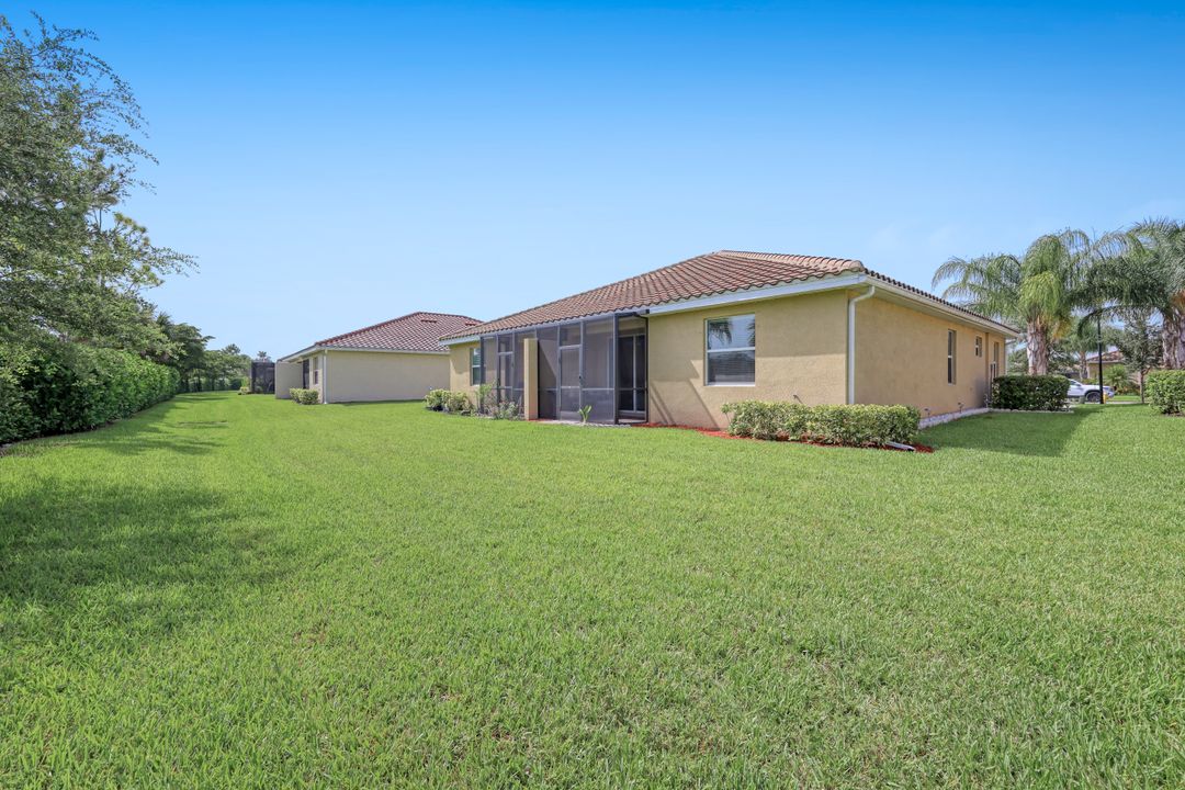 2028 Wellington St, Naples, FL 34120