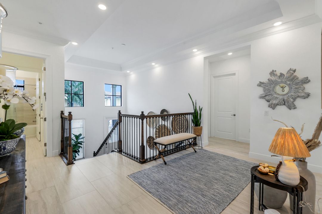 2472 Breakwater Wy #11-202, Naples, FL 34112