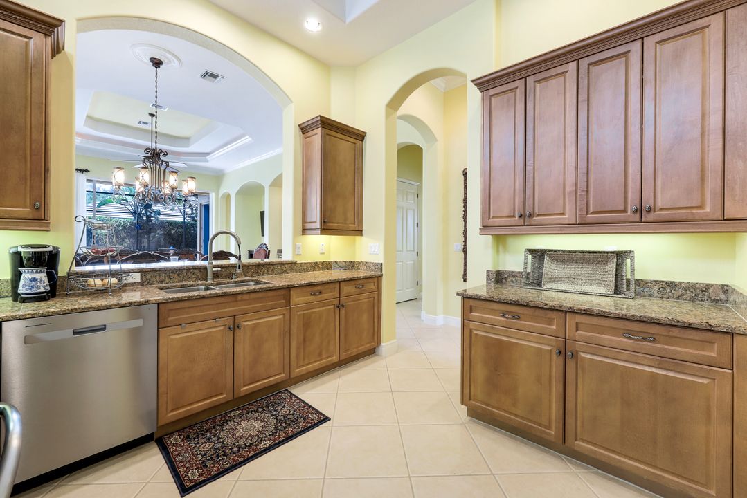 5773 Mango Cir, Naples, FL 34110