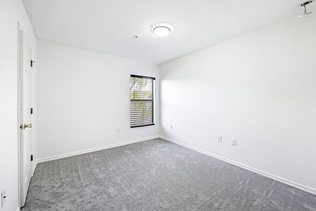 1152 Oxford Ln, Naples, FL 34105