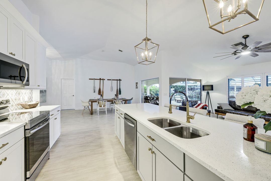 4913 SW 17th Pl, Cape Coral, FL 33914