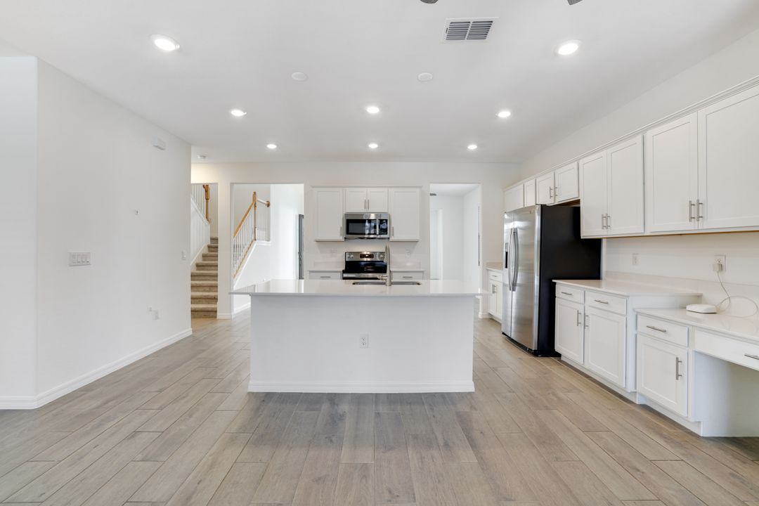 2253 Avocado Ln, Naples, FL 34120