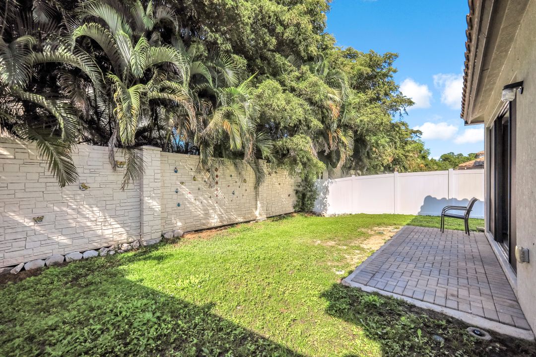 8793 Madrid Cir, Naples, FL 34104