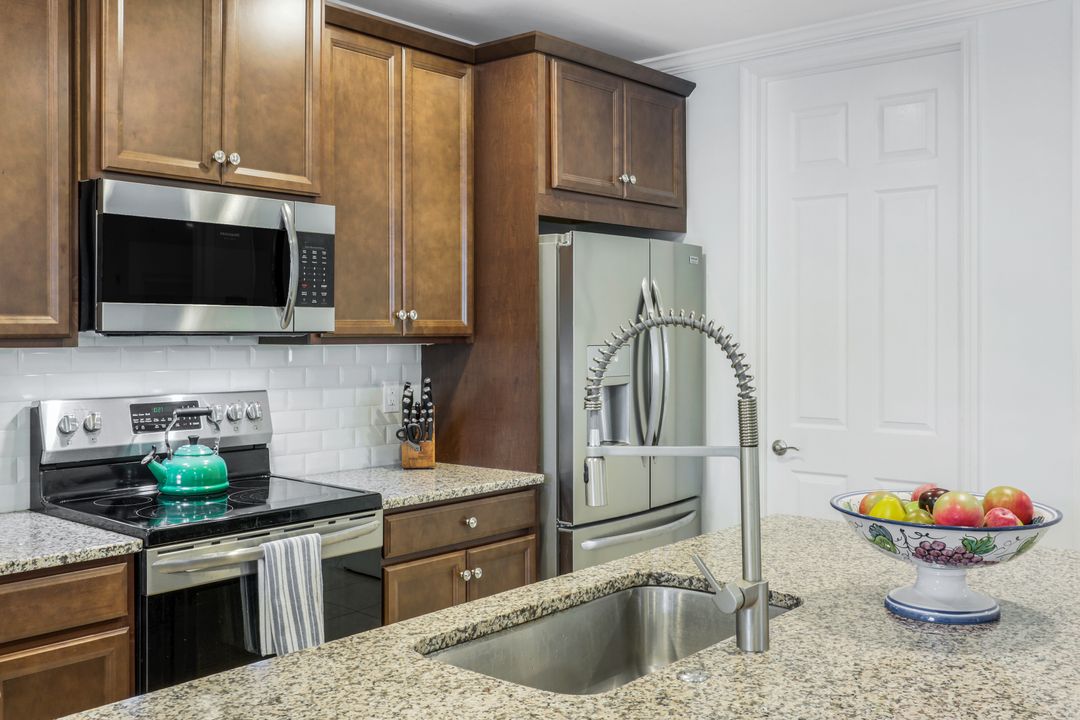 14795 Edgewater Cir, Naples, FL 34114