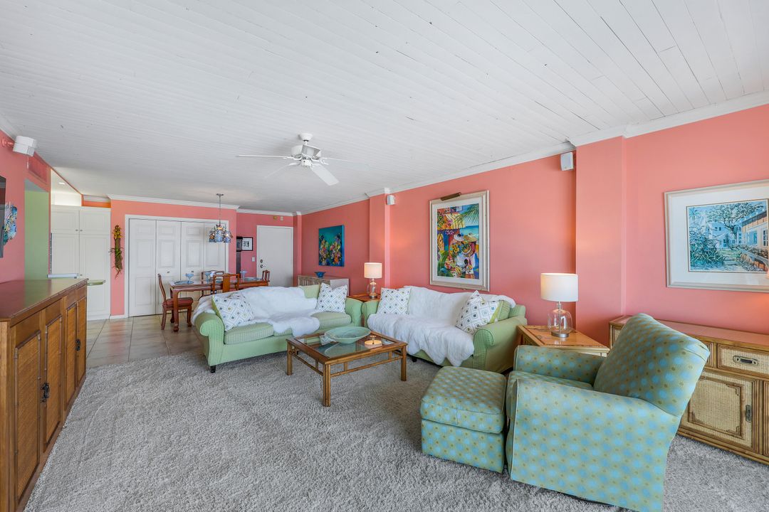 1977 Gulf Shore Blvd N #303, Naples, FL 34102
