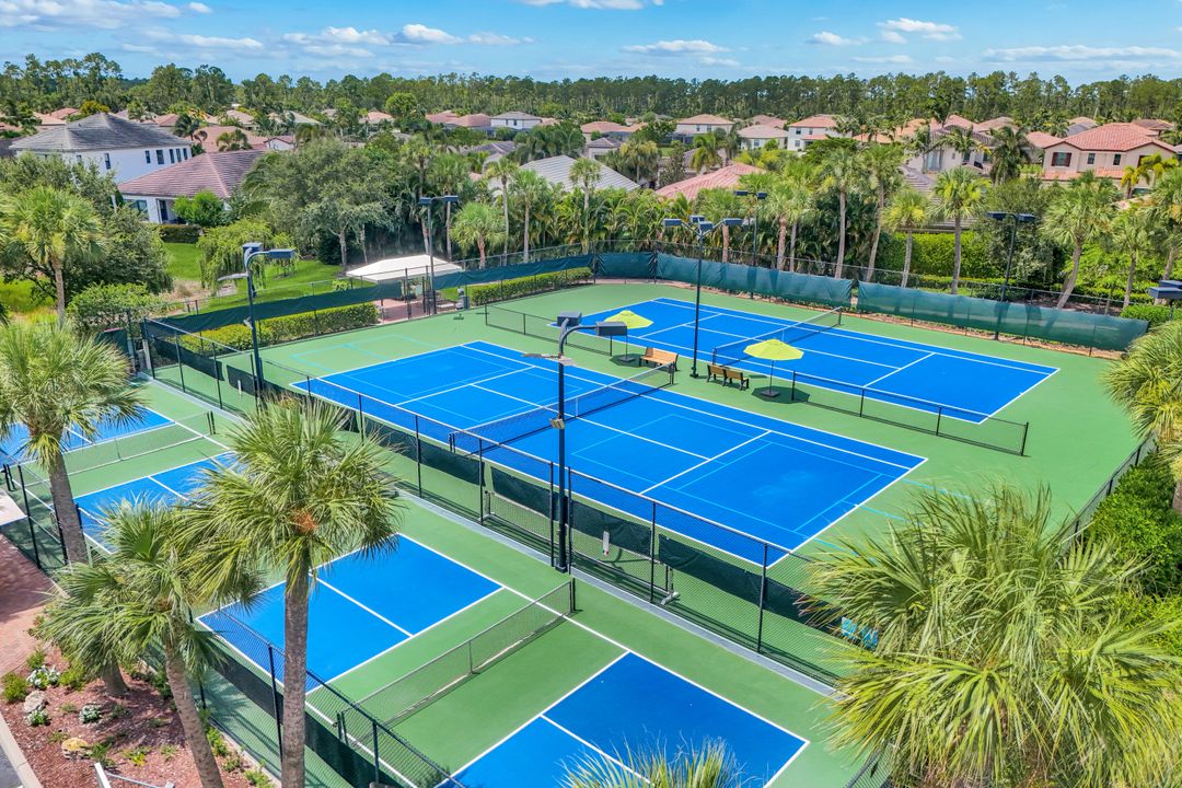 9458 Greenleigh Ct, Naples, FL 34120
