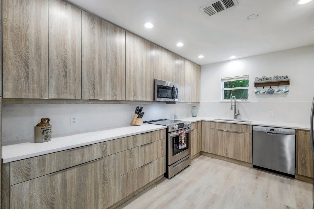 590 92nd Ave N, Naples, FL 34108