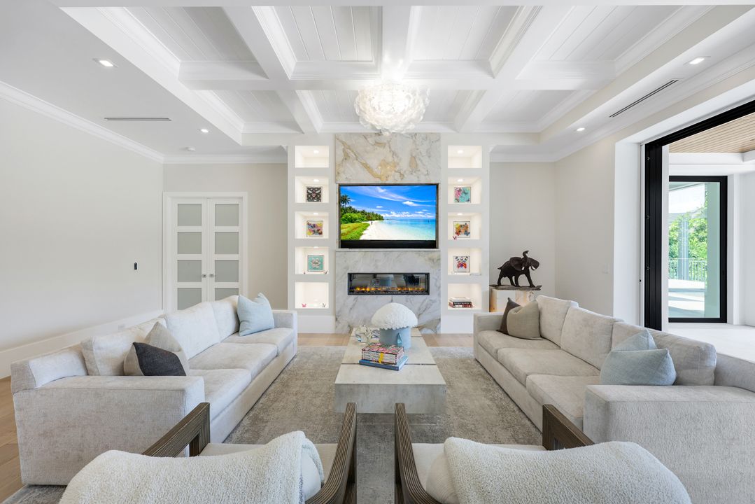 3190 Crayton Rd, Naples, FL 34103