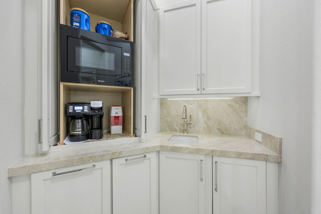 4262 Deephaven Ln, Naples, FL 34119