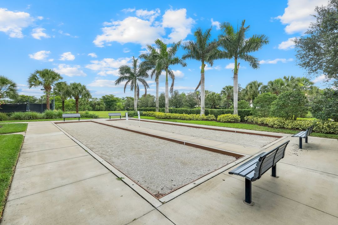 2858 Blossom Wy, Naples, FL 34120