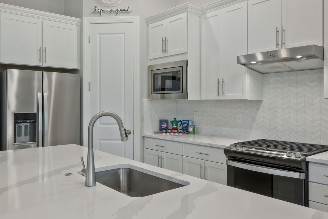 9640 Everglades Dr, Naples, FL 34120