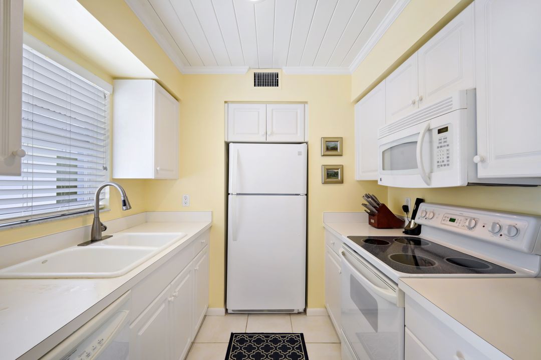 286 4th St S, Naples, FL 34102