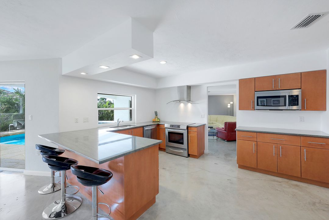 318 Grapewood Ct, Marco Island, FL 34145