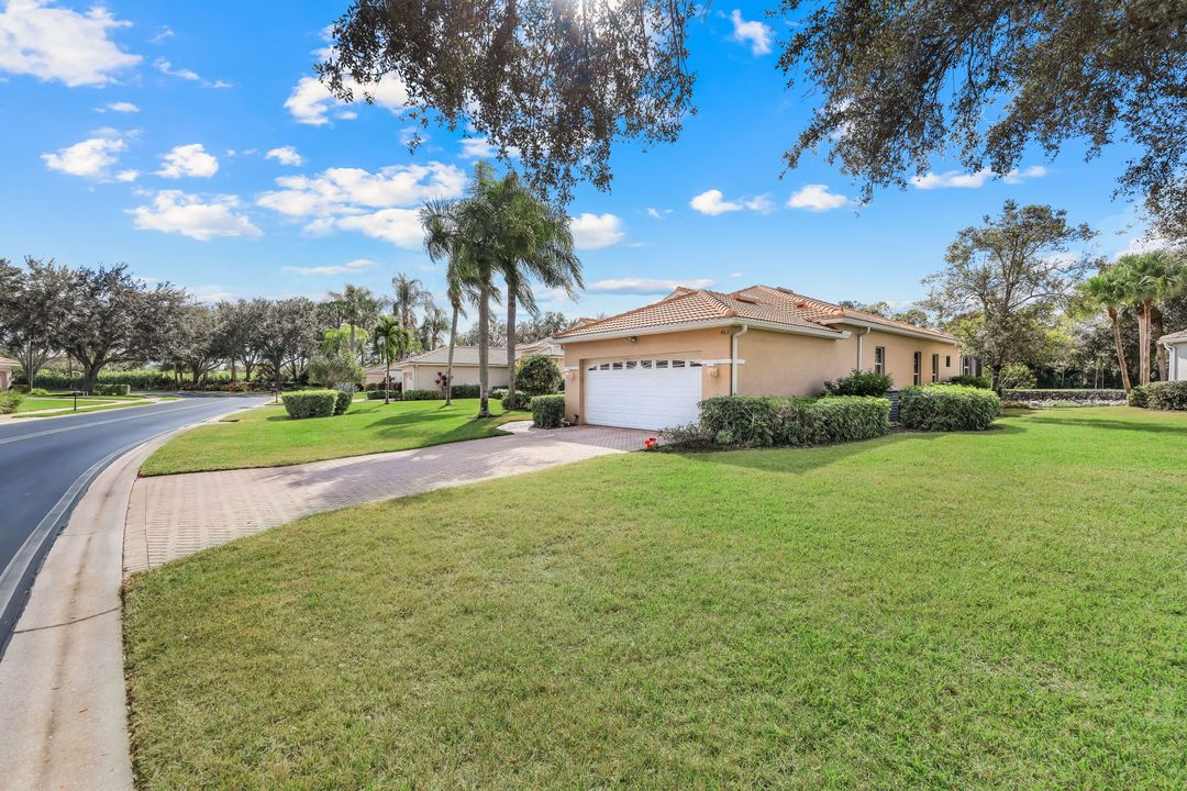 462 Preswick Ln, Naples, FL 34120
