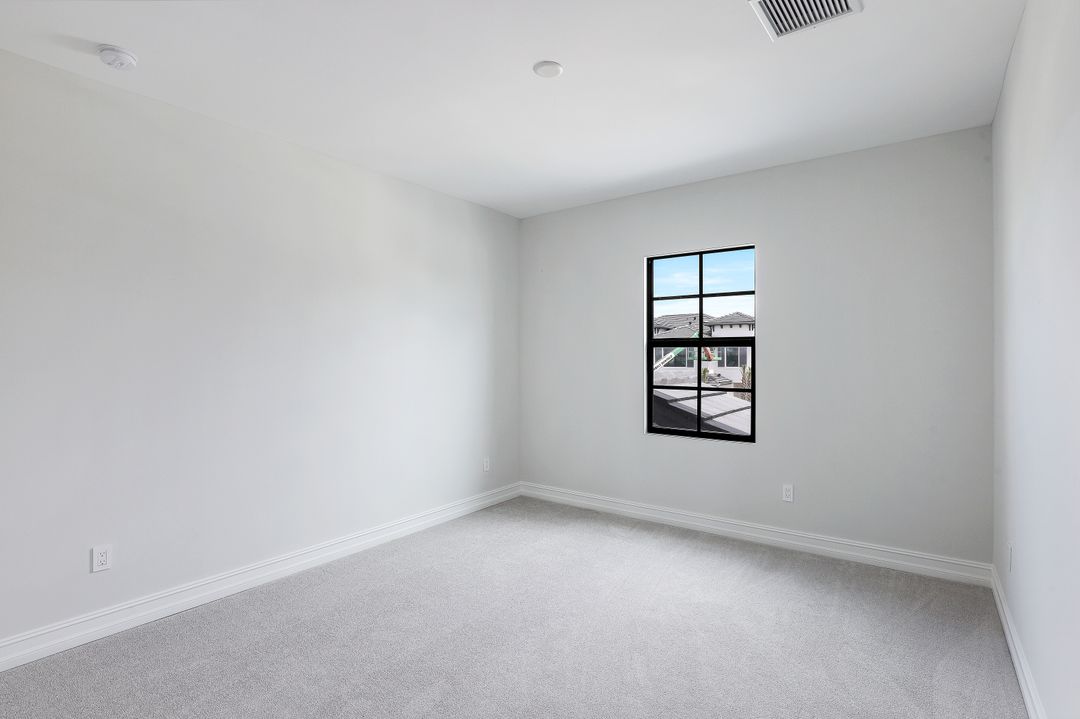 7473 Rockefeller Dr, Naples, FL 34119