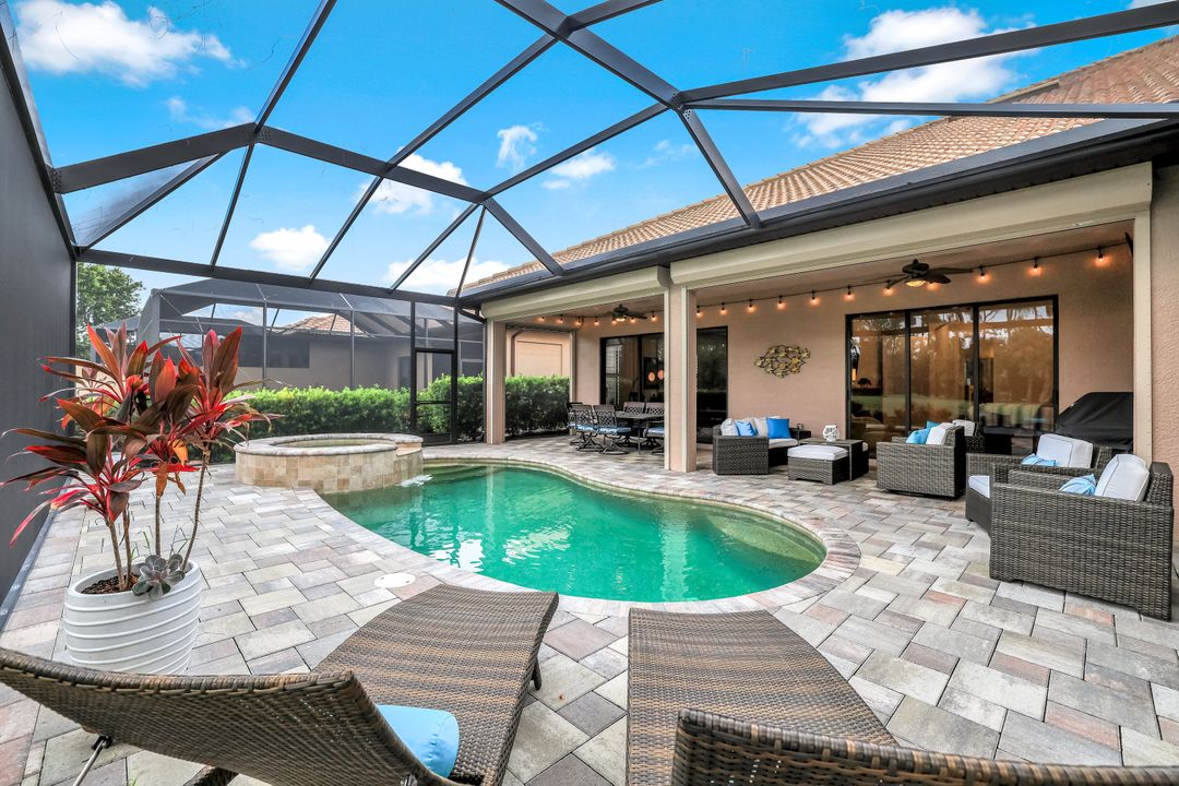 7523 Moorgate Point Way, Naples, FL 34113
