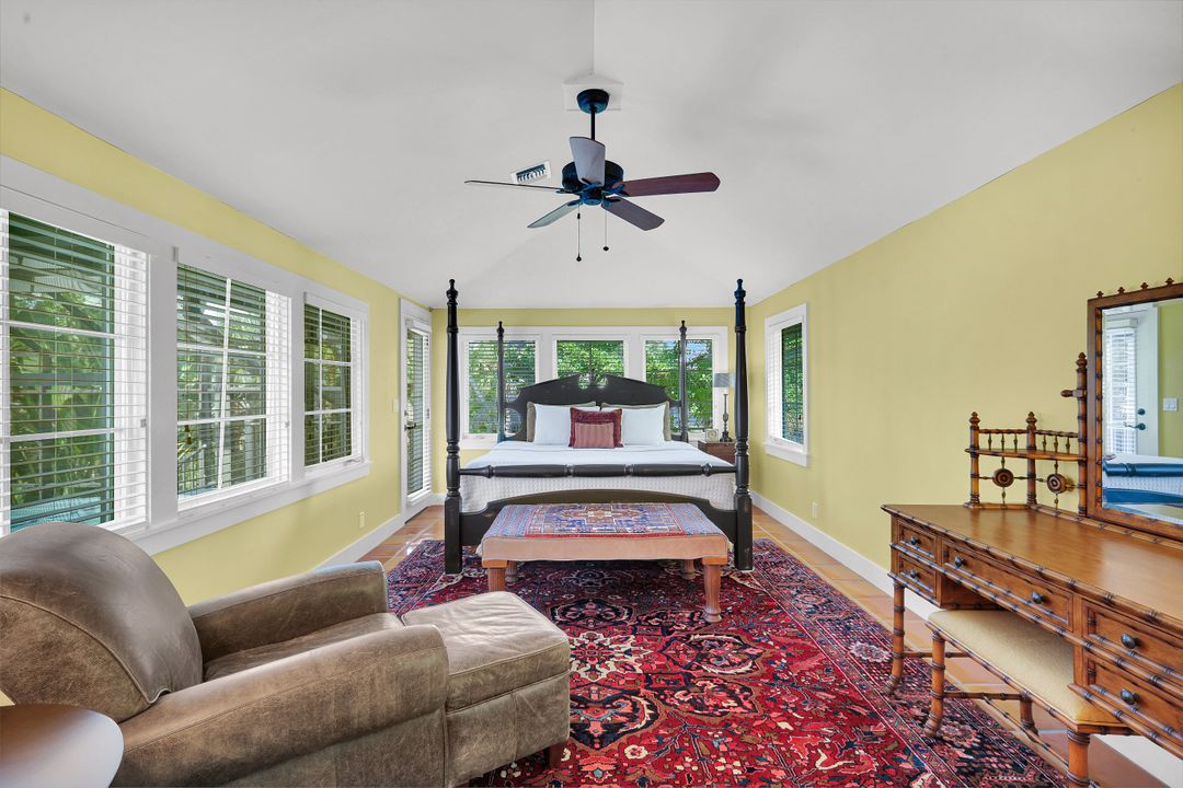 263 10th Ave S, Naples, FL 34102