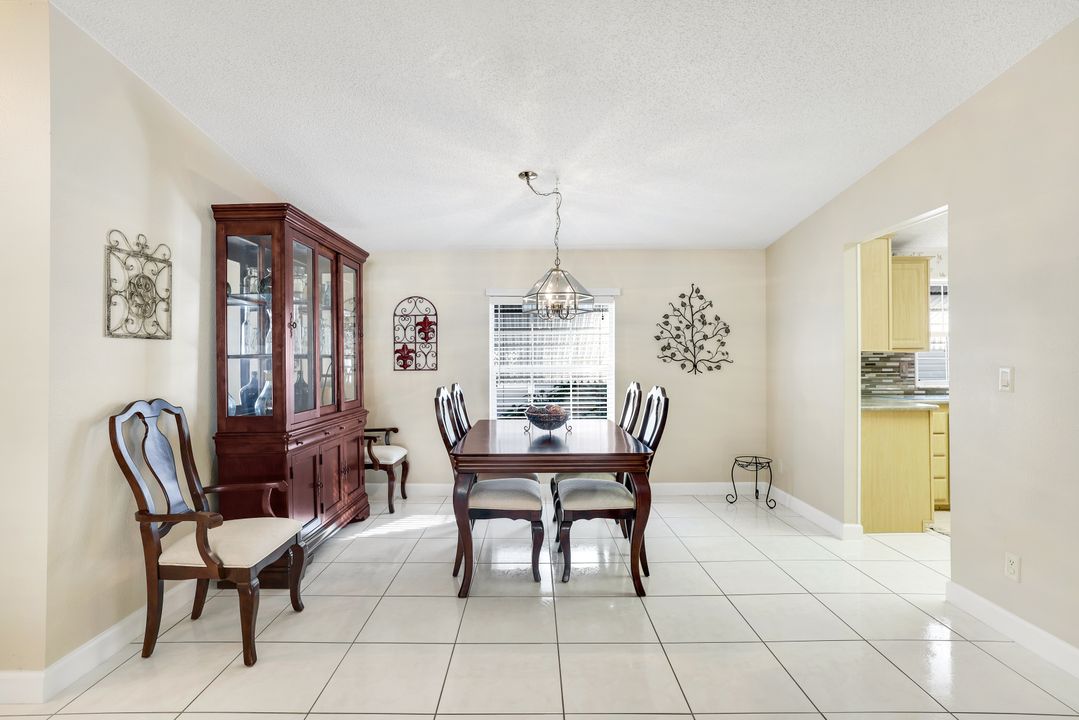 255 Riverwood Rd, Naples, FL 34114
