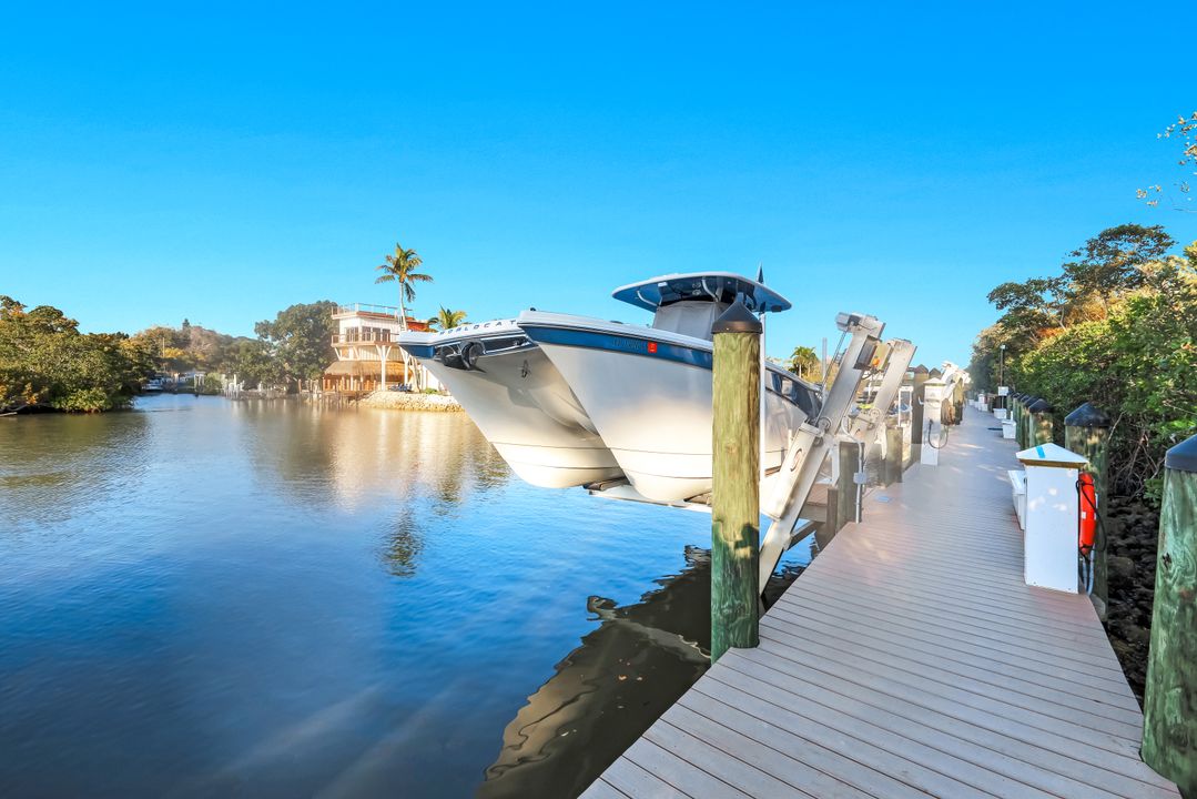 2472 Breakwater Wy #11-102, Naples, FL 34112