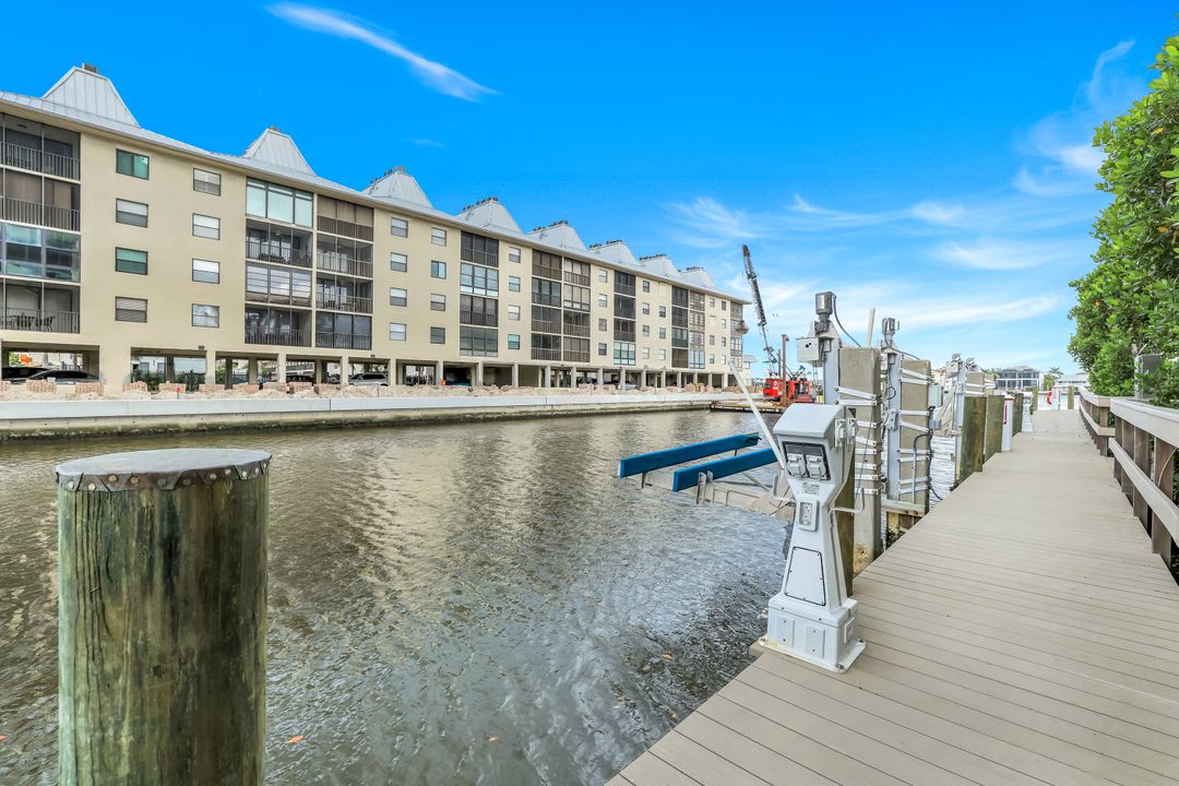 435 Launch Cir, Naples, FL 34108