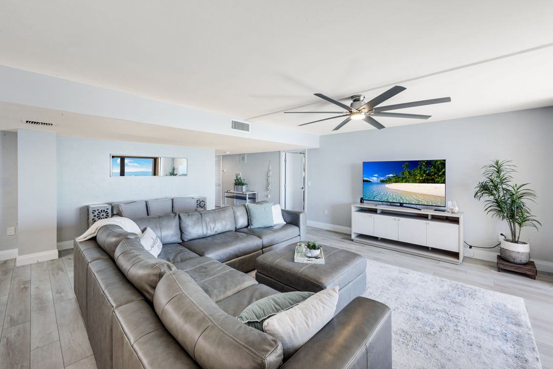 10951 Gulf Shore Dr #1202, Naples, FL 34108