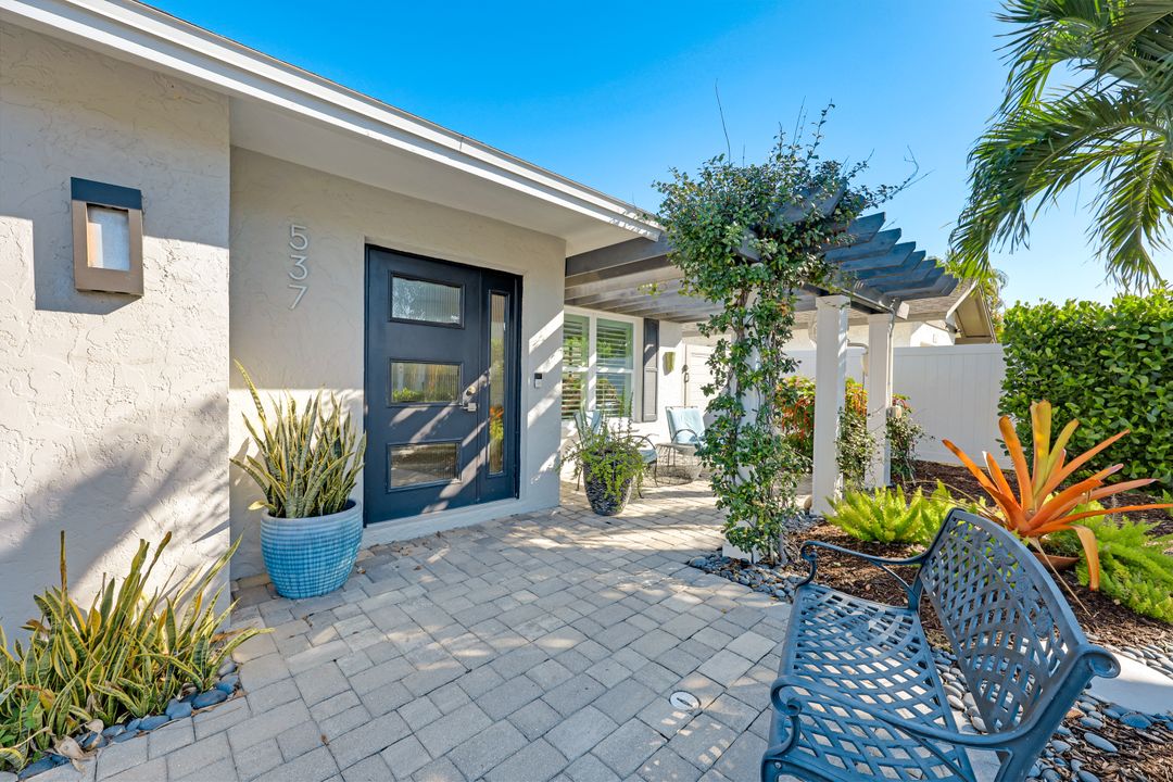 537 104th Ave N, Naples, FL 34108