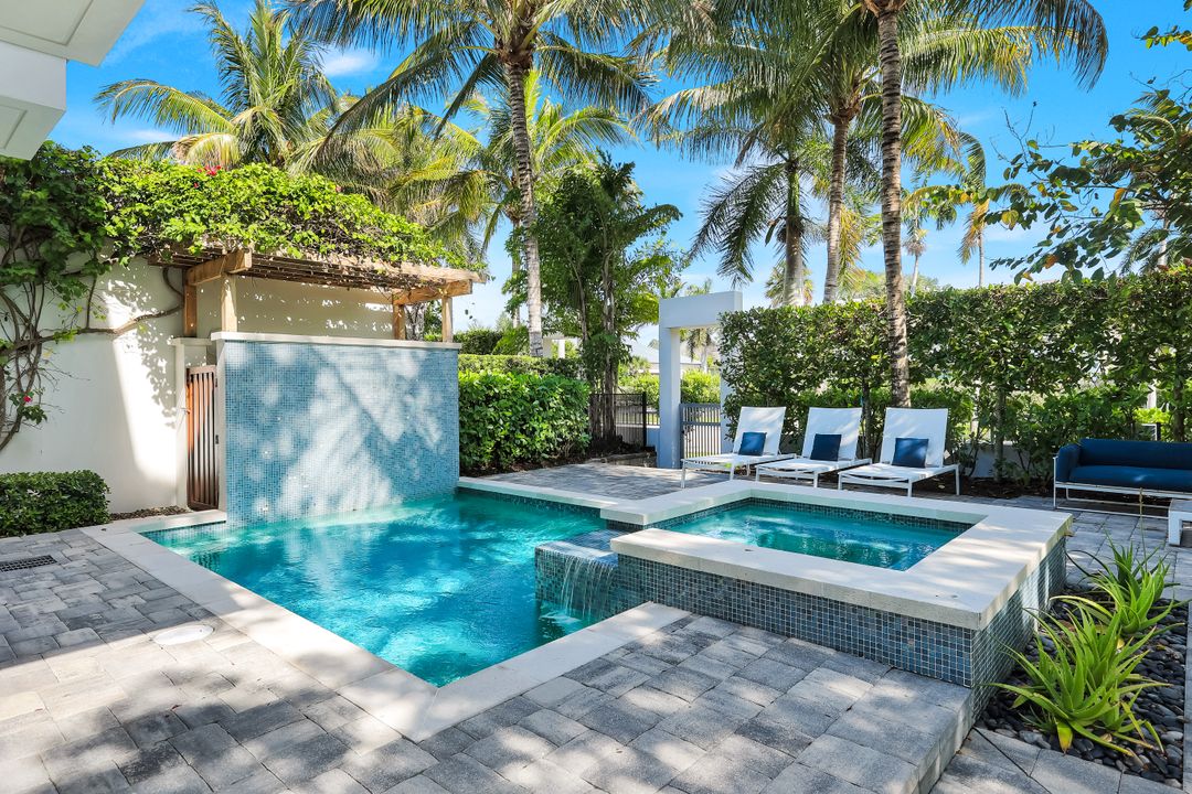 335 Banyan Blvd, Naples, FL 34102