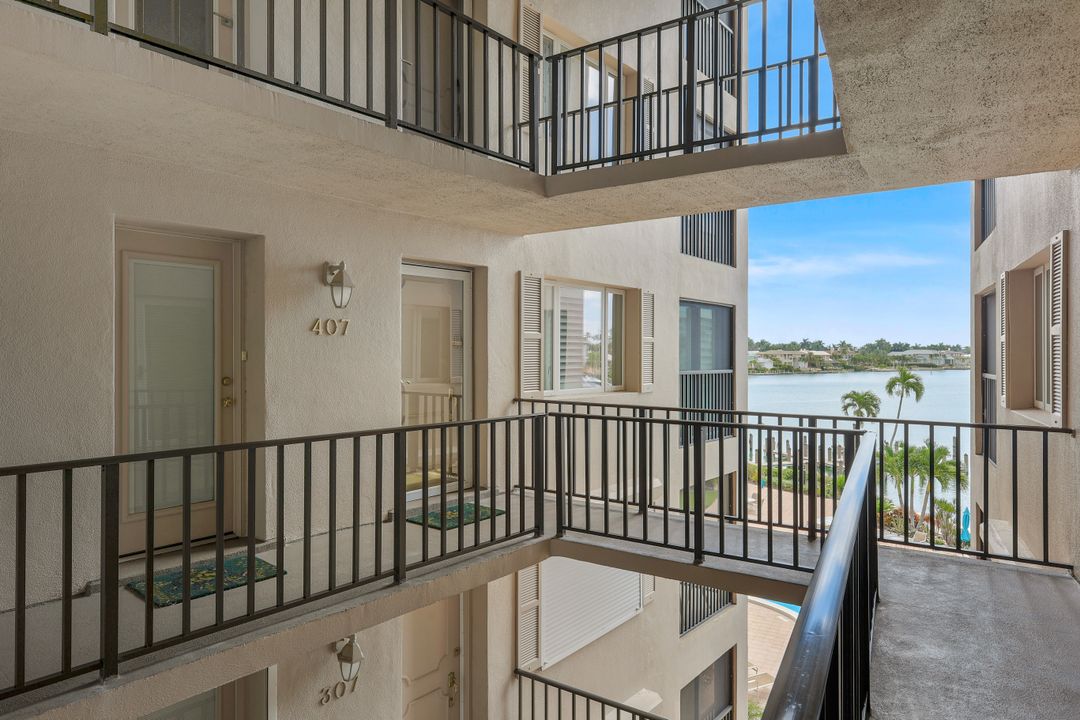 222 Harbour Dr #407, Naples, FL 34103