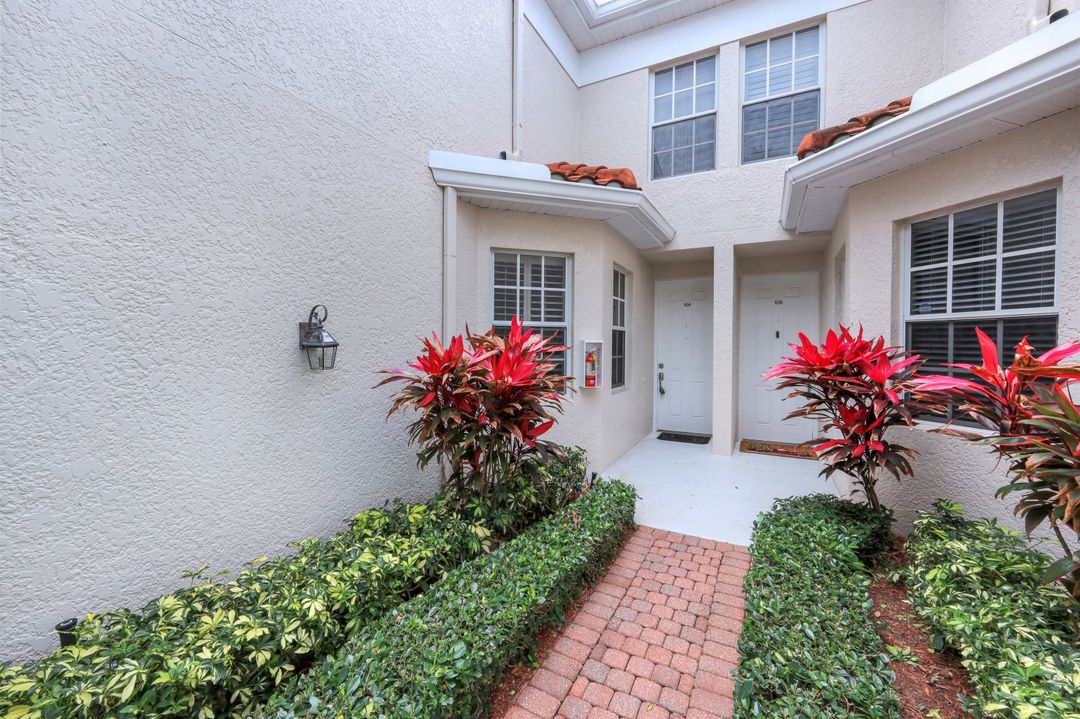 400 L'Ambiance Cir #104, Naples, FL 34108