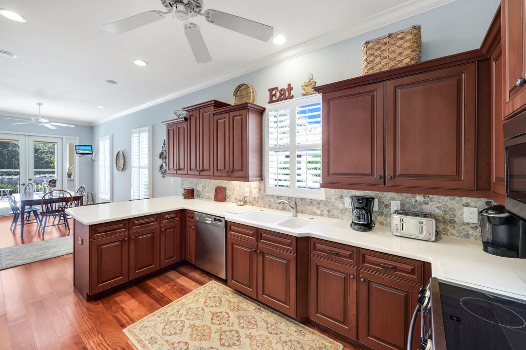 462 Preswick Ln, Naples, FL 34120