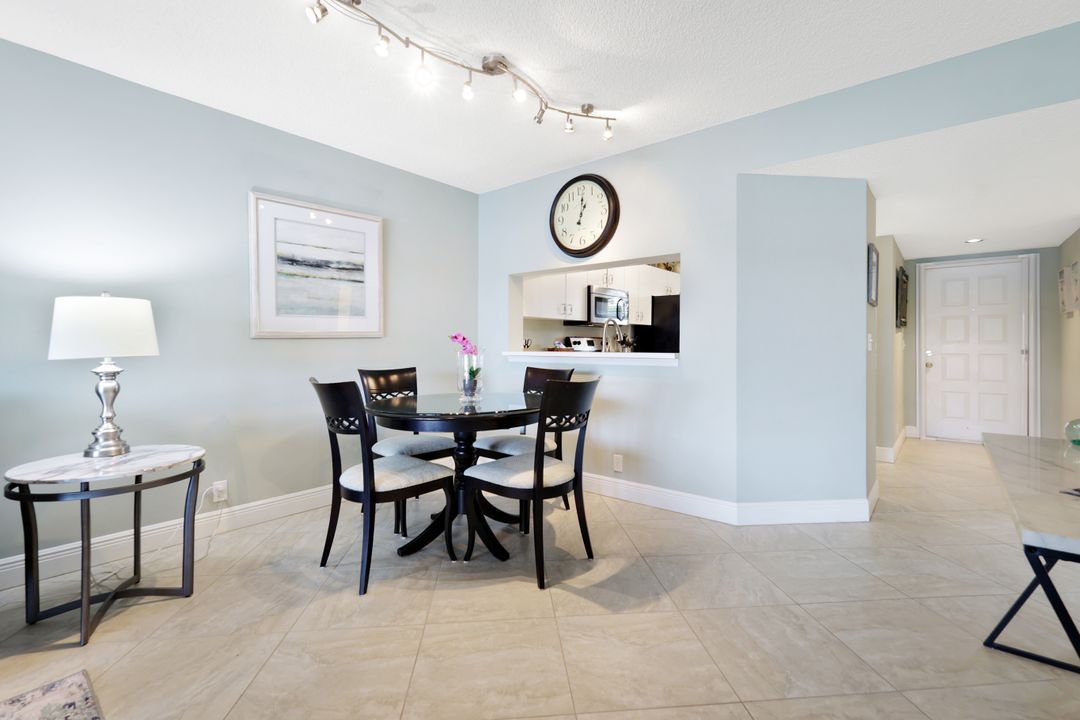 7818 Emerald Cir #103, Naples, FL 34109