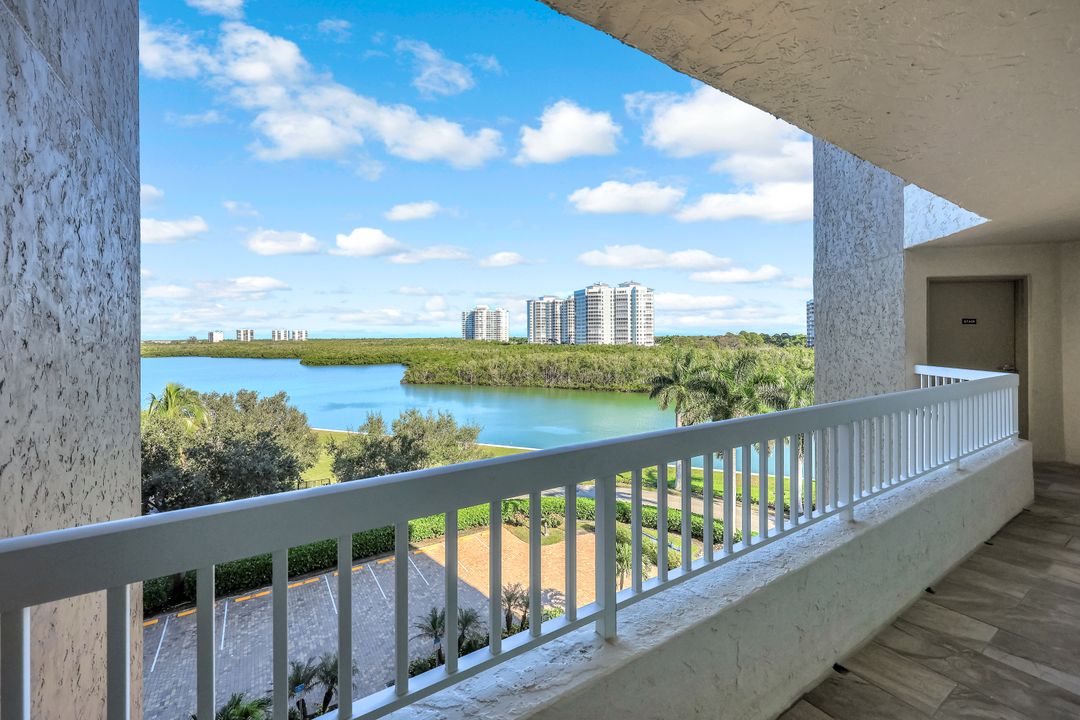 21 Bluebill Ave, Naples, FL 34108