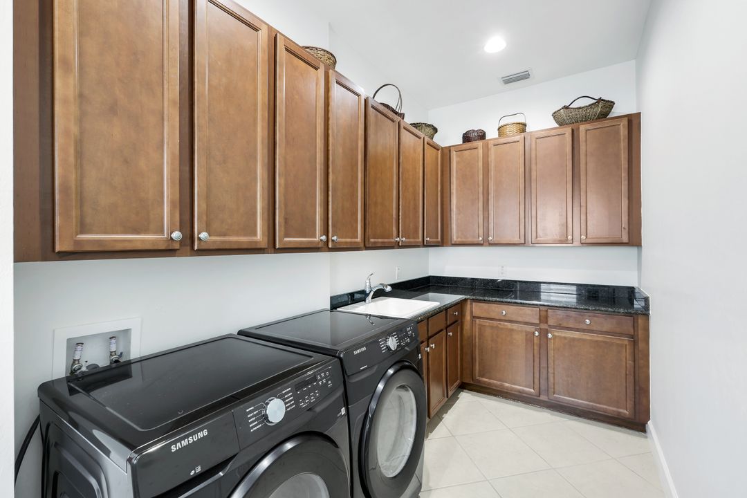 5052 Martinique Dr, Naples, FL 34113