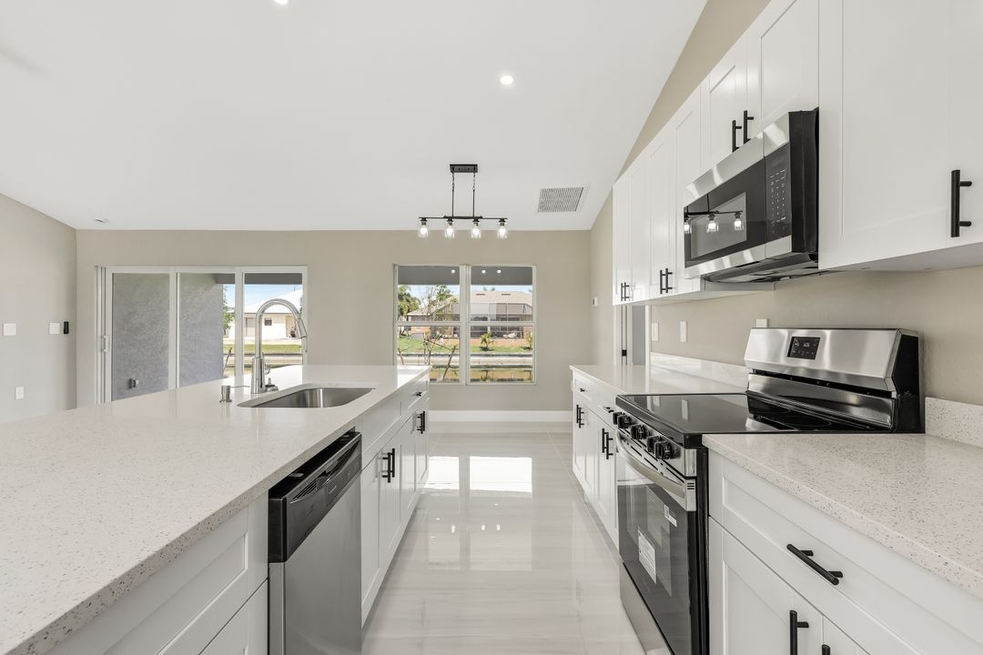 2821 NW 25th Ln, Cape Coral, FL 33993