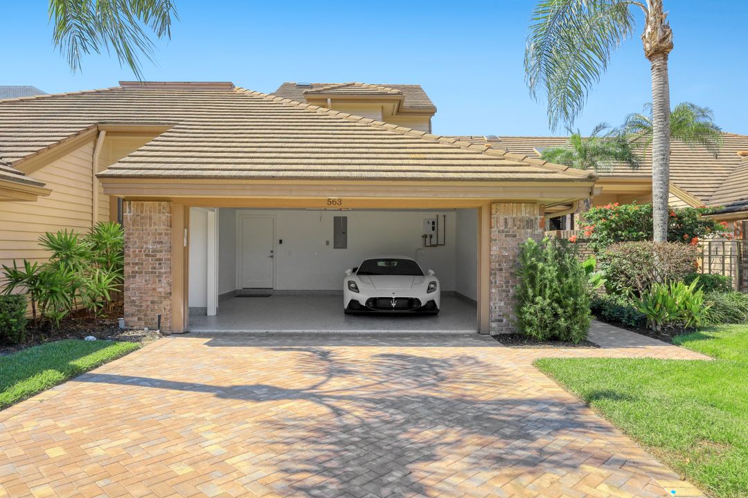 563 Park Shore Dr, Naples, FL 34103