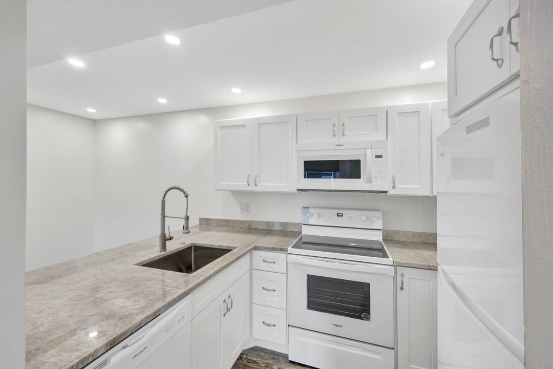 330 Kon Tiki Dr #D-1, Naples, FL 34113