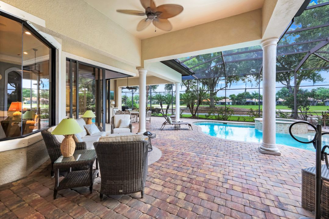 9002 Shenendoah Cir, Naples, FL 34113