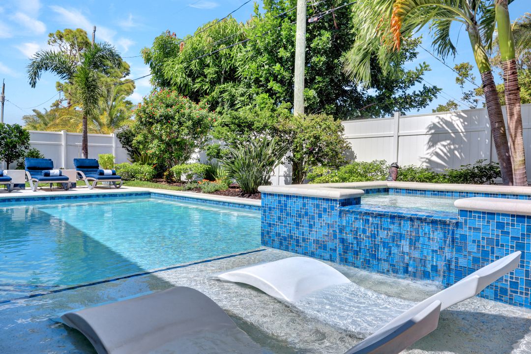 553 106th Ave N, Naples, FL 34108