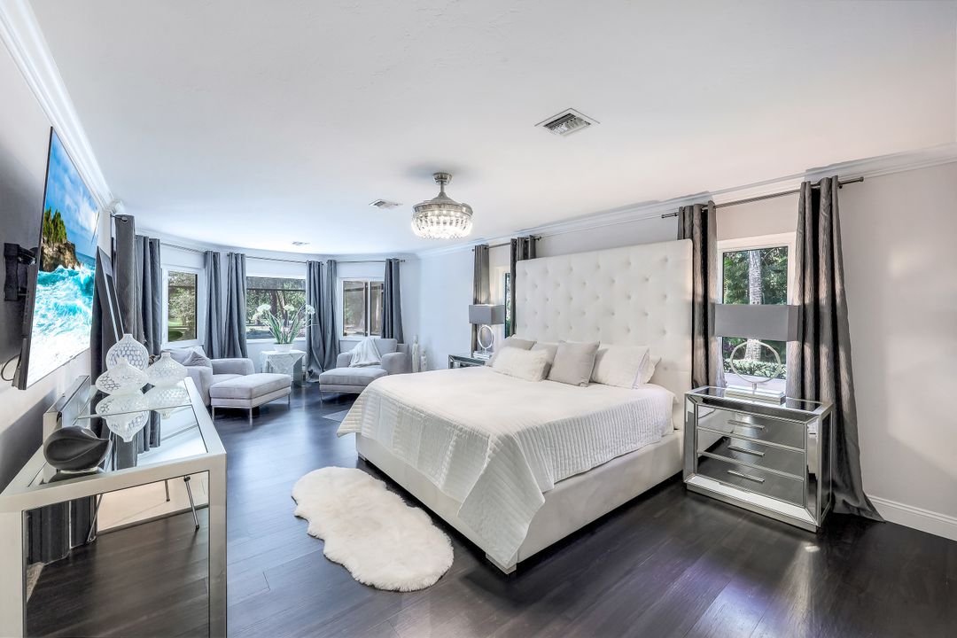 6010 Standing Oaks Ln, Naples, FL 34119