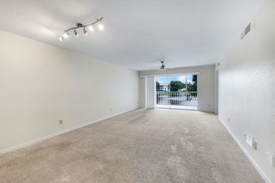 9850 Victoria Ln #205, Naples, FL 34109