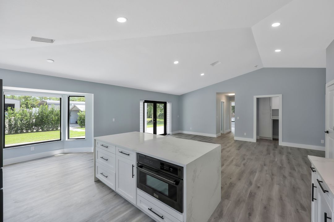 380 4th St NE, Naples, FL 34120