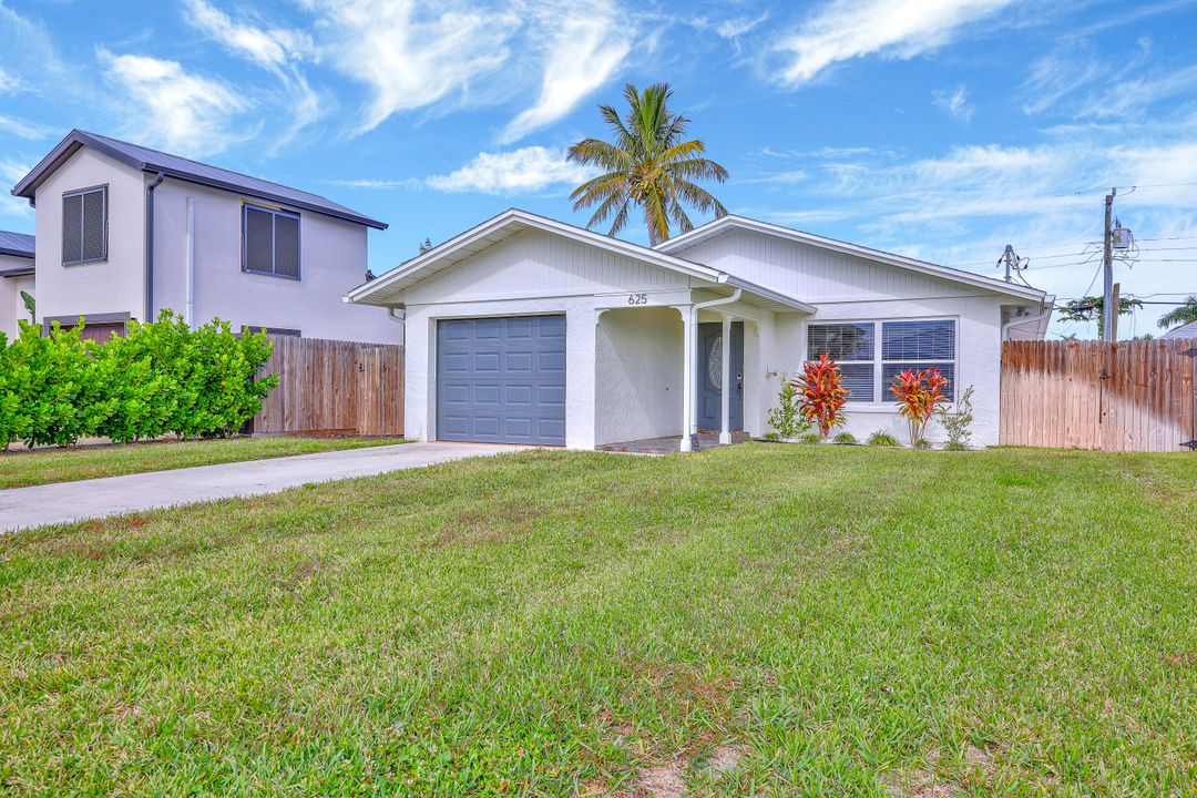 625 95th Ave N, Naples, FL 34108