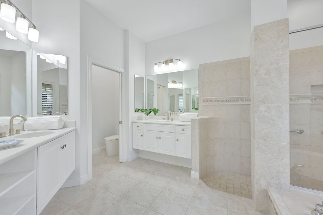 9209 Troon Lakes Dr, Naples, FL 34109