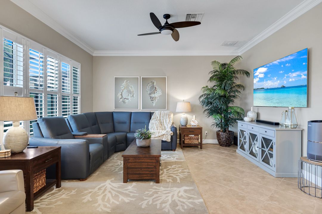 8223 Potomac Ln, Naples, FL 34104