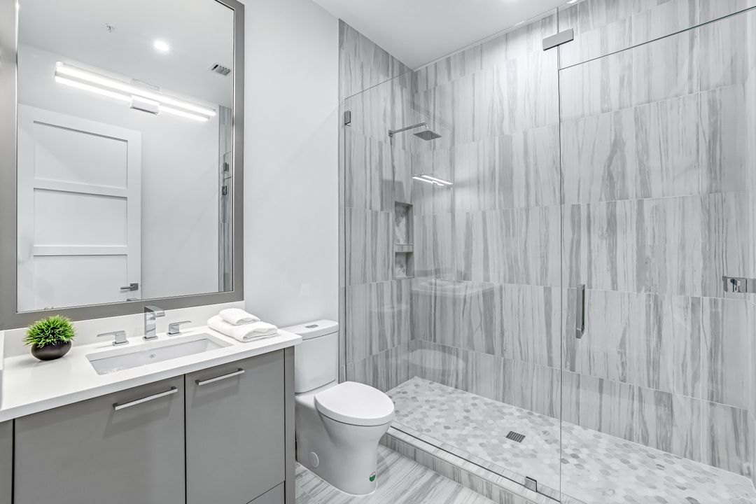 201 8th St S #308, Naples, FL 34102