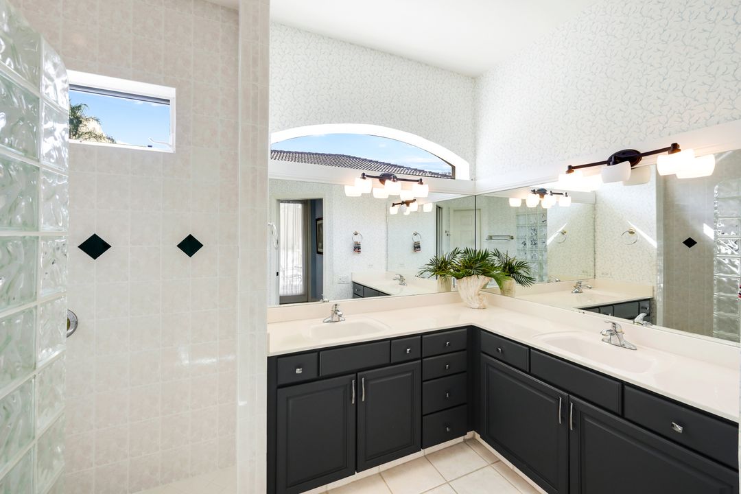 462 Preswick Ln, Naples, FL 34120